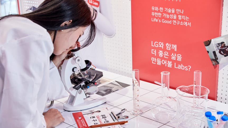 팝업스토어에서 현미경을 보고 있는 모습