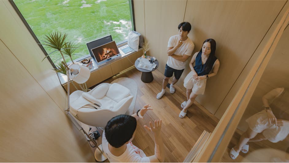 관람객들이 본보야지 내부에서 기획 배경과 공간 컨셉에 대해 설명듣고 있는 모습