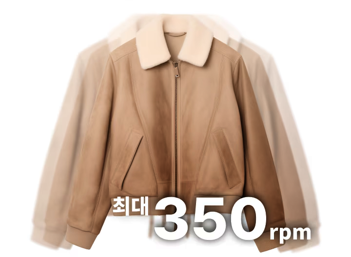 베이지색 재킷이 있으며, 부드러운 소재로 보입니다. 재킷 앞면에 지퍼가 있고, 양쪽에 주머니가 있습니다. 하얀색 칼라가 특징입니다. 최대 350 rpm이라는 텍스트가 포함되어 있습니다. 배경에는 재킷이 여러 겹으로 겹쳐진 듯한 효과가 있습니다.