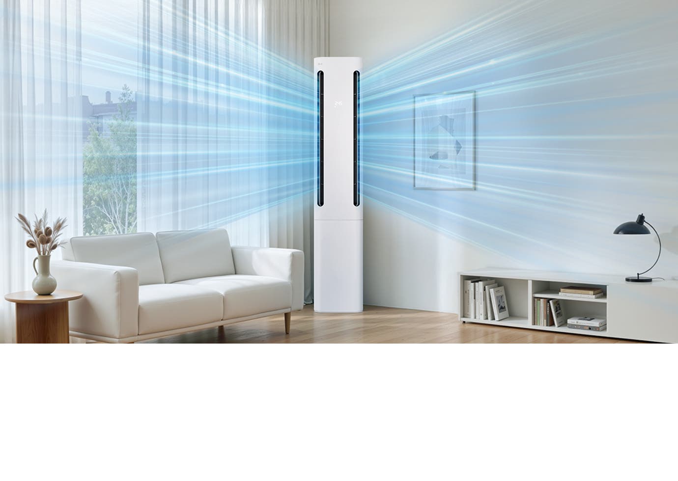 LG 휘센 AI 오브제컬렉션 쿨 에어컨이 거실 벽면 앞에 설치되어 있으며, 상단의 디지털 디스플레이에 온도 정보가 표시되어 있습니다. 에어컨 양쪽 토출구에서 연한 파란색 선 형태의 그래픽이 사방으로 퍼져 나가며 실내 전체로 기류가 확산되는 모습을 나타내고 있습니다. 거실에는 큰 창문을 통해 자연광이 들어오고, 양쪽에는 커튼이 있으며, 왼쪽에는 2인용 소파와 협탁, 화병 등이 배치되어 있으며, 오른쪽 벽에는 액자가 걸려 있고 1단 수납장과 탁상용 조명이 놓여 있습니다. 이 이미지는 에어컨 양쪽 토출구를 통해 강력한 바람이 나오는 실내 공간을 시각적으로 표현하고 있습니다.