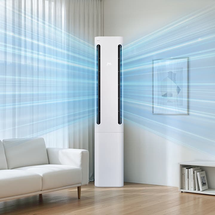 LG 휘센 AI 오브제컬렉션 쿨 에어컨이 거실 벽면 앞에 설치되어 있으며, 상단의 디지털 디스플레이에 온도 정보가 표시되어 있습니다. 에어컨 양쪽 토출구에서 연한 파란색 선 형태의 그래픽이 사방으로 퍼져 나가며 실내 전체로 기류가 확산되는 모습을 나타내고 있습니다. 거실에는 큰 창문을 통해 자연광이 들어오고, 양쪽에는 커튼이 있으며, 왼쪽에는 2인용 소파와 협탁, 화병 등이 배치되어 있으며, 오른쪽 벽에는 액자가 걸려 있고 1단 수납장과 탁상용 조명이 놓여 있습니다. 이 이미지는 에어컨 양쪽 토출구를 통해 강력한 바람이 나오는 실내 공간을 시각적으로 표현하고 있습니다.
