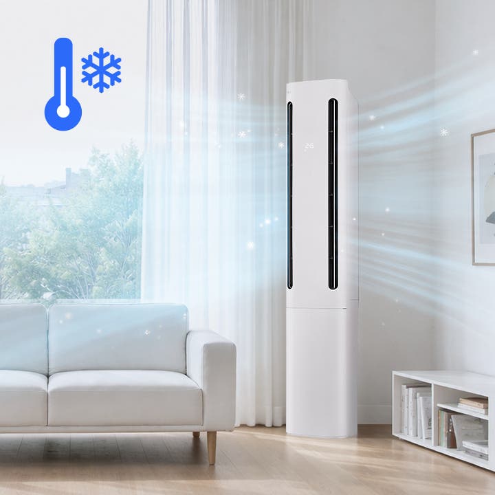 LG 휘센 AI 오브제컬렉션 쿨 에어컨이 거실 벽면 앞에 설치되어 있으며, 상단의 디지털 디스플레이에 온도 정보가 표시되어 있습니다. 에어컨 양쪽 토출구에서 연한 파란색 선 형태의 그래픽이 사방으로 퍼져 나가며 실내 전체로 기류가 확산되는 모습을 나타내고 있습니다. 거실에는 큰 창문을 통해 자연광이 들어오고, 양쪽에는 커튼이 있으며, 왼쪽에는 2인용 소파와 협탁, 화병 등이 배치되어 있으며, 오른쪽 벽에는 액자가 걸려 있고 1단 수납장과 탁상용 조명이 놓여 있습니다. 이 이미지는 에어컨 양쪽 토출구를 통해 강력한 바람이 나오는 실내 공간을 시각적으로 표현하고 있으며, 좌측 상단에 아이스 쿨파워에 대한 기능을 설명할 수 있는 파랑색 온도계와 눈 결정 아이콘이 반영되어 있습니다.