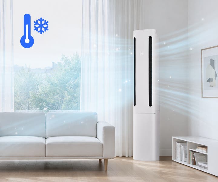 LG 휘센 AI 오브제컬렉션 쿨 에어컨이 거실 벽면 앞에 설치되어 있으며, 상단의 디지털 디스플레이에 온도 정보가 표시되어 있습니다. 에어컨 양쪽 토출구에서 연한 파란색 선 형태의 그래픽이 사방으로 퍼져 나가며 실내 전체로 기류가 확산되는 모습을 나타내고 있습니다. 거실에는 큰 창문을 통해 자연광이 들어오고, 양쪽에는 커튼이 있으며, 왼쪽에는 2인용 소파와 협탁, 화병 등이 배치되어 있으며, 오른쪽 벽에는 액자가 걸려 있고 1단 수납장과 탁상용 조명이 놓여 있습니다. 이 이미지는 에어컨 양쪽 토출구를 통해 강력한 바람이 나오는 실내 공간을 시각적으로 표현하고 있으며, 좌측 상단에 아이스 쿨파워에 대한 기능을 설명할 수 있는 파랑색 온도계와 눈 결정 아이콘이 반영되어 있습니다.