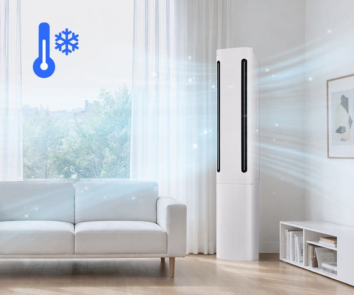 LG 휘센 AI 오브제컬렉션 쿨 에어컨이 거실 벽면 앞에 설치되어 있으며, 상단의 디지털 디스플레이에 온도 정보가 표시되어 있습니다. 에어컨 양쪽 토출구에서 연한 파란색 선 형태의 그래픽이 사방으로 퍼져 나가며 실내 전체로 기류가 확산되는 모습을 나타내고 있습니다. 거실에는 큰 창문을 통해 자연광이 들어오고, 양쪽에는 커튼이 있으며, 왼쪽에는 2인용 소파와 협탁, 화병 등이 배치되어 있으며, 오른쪽 벽에는 액자가 걸려 있고 1단 수납장과 탁상용 조명이 놓여 있습니다. 이 이미지는 에어컨 양쪽 토출구를 통해 강력한 바람이 나오는 실내 공간을 시각적으로 표현하고 있으며, 좌측 상단에 아이스 쿨파워에 대한 기능을 설명할 수 있는 파랑색 온도계와 눈 결정 아이콘이 반영되어 있습니다.