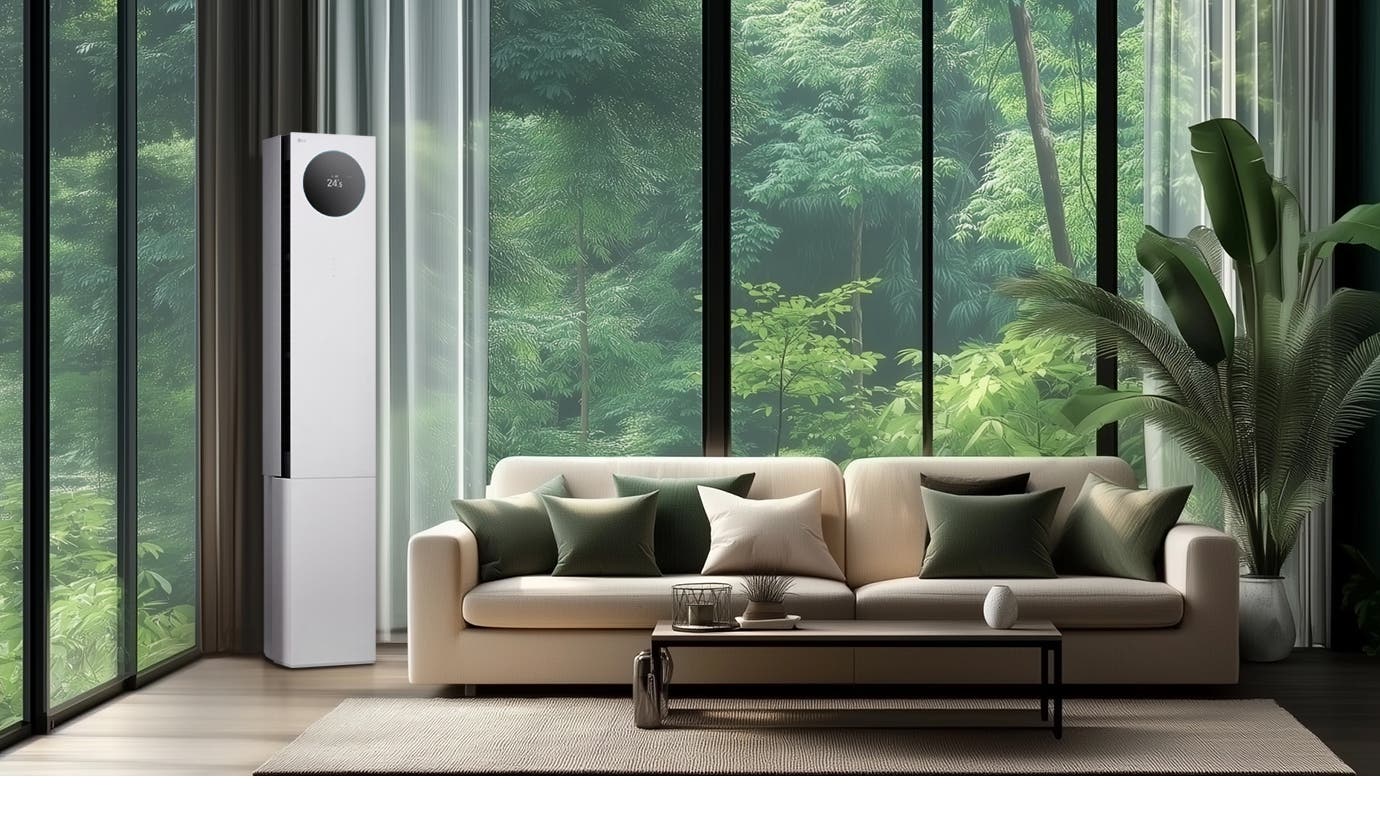LG 휘센 AI 오브제컬렉션 뷰I 프로 에어컨이 거실의 왼쪽 구석에 세워져 있으며, 에어컨의 원형 디스플레이에는 24.5°C라는 숫자가 표시되어 있습니다. 에어컨 옆으로는 큰 창문이 있어 푸른 숲의 풍경이 보이며, 창문 앞에는 베이지색 소파가 놓여 있습니다. 소파 위에는 여러 개의 녹색과 흰색 쿠션이 배열되어 있고, 소파 앞에는 낮은 테이블이 놓여 있습니다. 테이블 위에는 장식품과 책이 놓여 있으며, 오른쪽에는 큰 화분에 심어진 녹색 식물이 배치되어 있습니다.