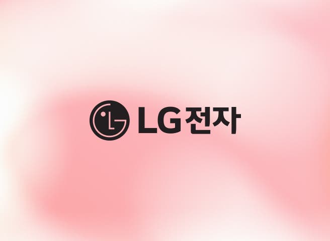 부드러운 분홍색과 흰색이 혼합된 그라데이션 배경에 검은색 LG로고와 검은색 글씨로 LG전자라는 텍스트가 적혀 있습니다.