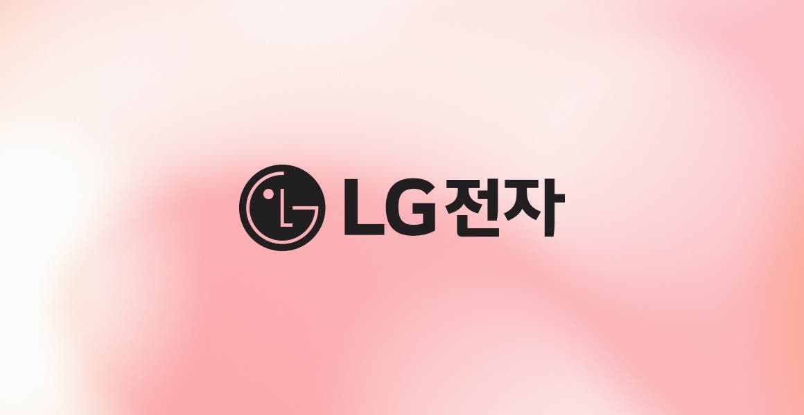 부드러운 분홍색과 흰색이 혼합된 그라데이션 배경에 검은색 LG로고와 검은색 글씨로 LG전자라는 텍스트가 적혀 있습니다.