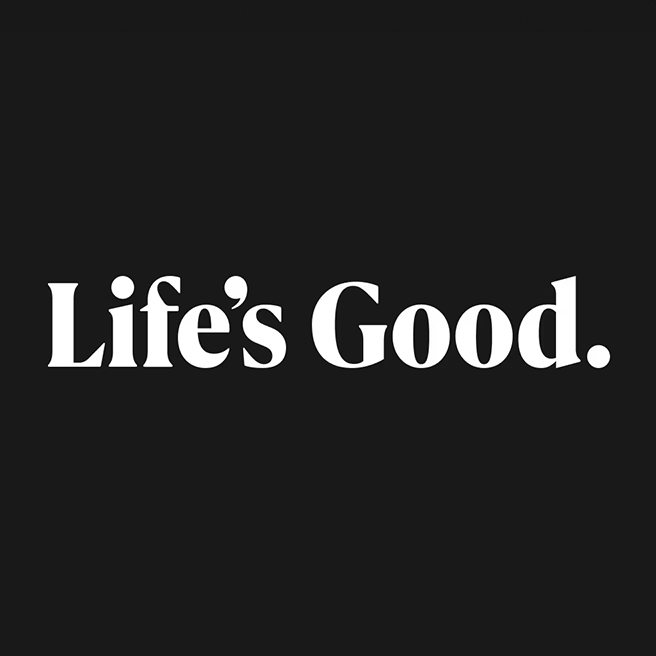 검은색 배경에 흰색 글씨로 Lifes Good.이라는 문구가 쓰여 있습니다.