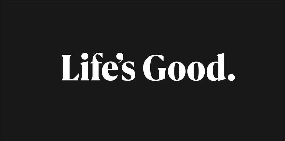 검은색 배경에 흰색 글씨로 Lifes Good.이라는 문구가 쓰여 있습니다.