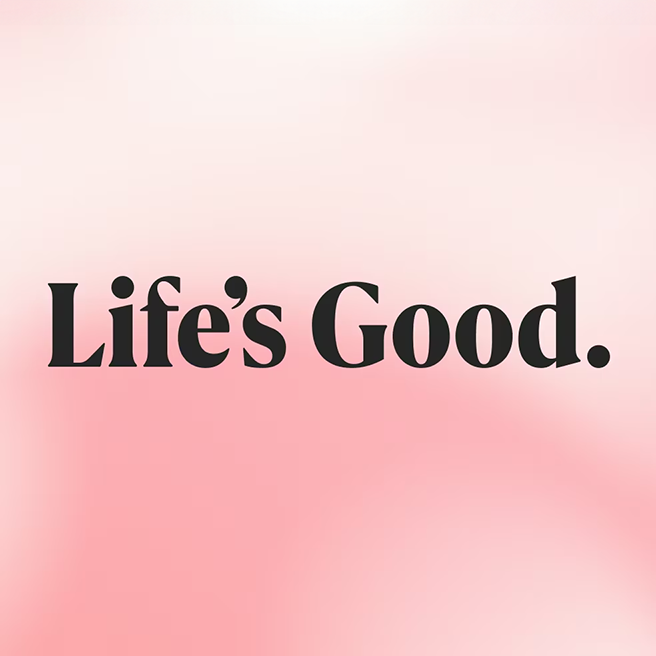 부드러운 분홍색과 흰색이 섞인 배경에 검은색 글씨로 Lifes Good.이라는 문구가 쓰여 있습니다.