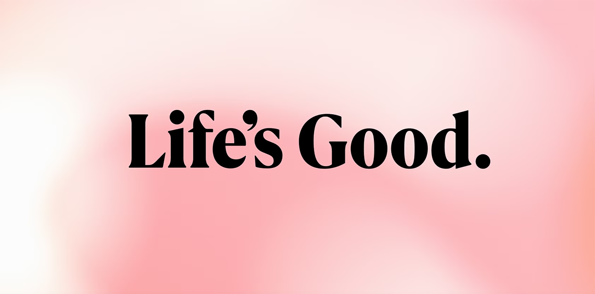 부드러운 분홍색과 흰색이 섞인 배경에 검은색 글씨로 Lifes Good.이라는 문구가 쓰여 있습니다.