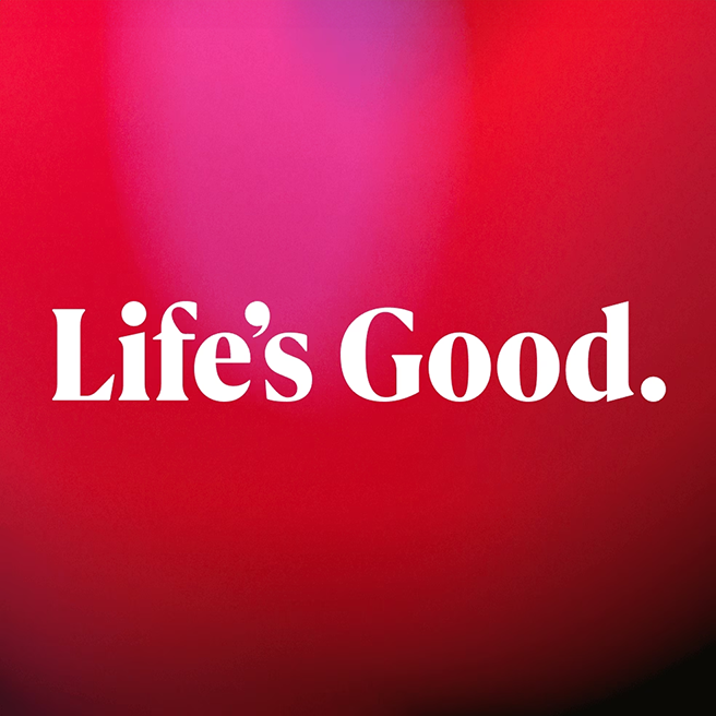 붉은색과 분홍색이 어우러진 배경에 흰색 글씨로 Lifes Good.이라는 문구가 쓰여 있습니다.