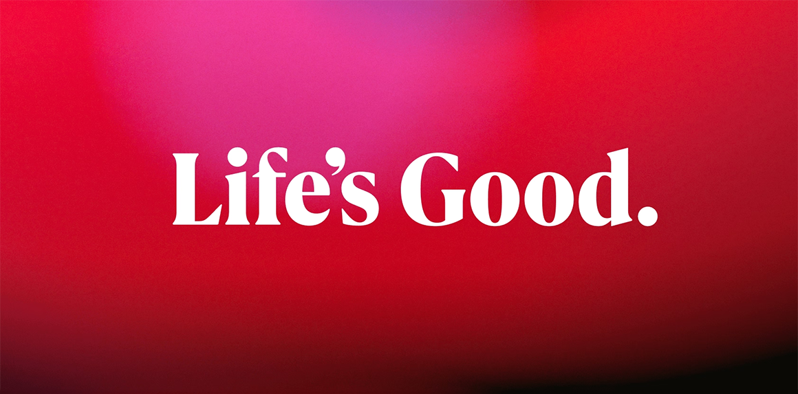 붉은색과 분홍색이 어우러진 배경에 흰색 글씨로 Lifes Good.이라는 문구가 쓰여 있습니다.