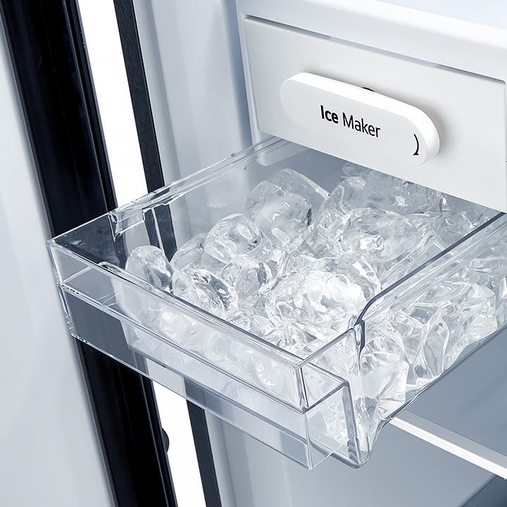 투명한 플라스틱 용기에 얼음이 가득 담겨 있으며, 용기 위쪽에는 Ice Maker라는 텍스트가 적혀 있습니다. 용기는 냉장고 내부에 위치해 있는 것으로 보입니다.