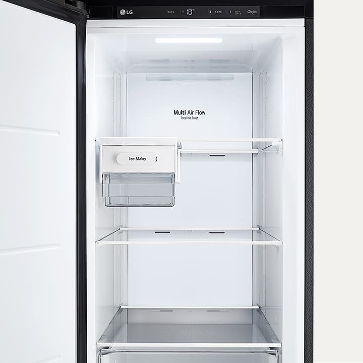 LG 냉장고 내부 모습이며, Multi Air Flow와 Total No Frost라는 문구가 보입니다. 아이스 메이커가 설치되어 있으며, 투명한 선반이 여러 개 배치되어 있습니다.