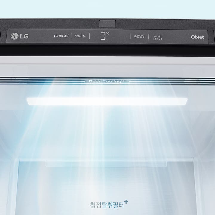 LG 로고와 함께 일반모드용, 냉장온도 3℃, 특급냉장, Wi-Fi 연결 가능, Objet라는 텍스트가 있는 패널이 보입니다. 내부에는 Door Cooling+라는 문구가 있으며, 밝은 조명이 비추고 있습니다. 하단에는 청정탈취필터+라는 텍스트가 보입니다.