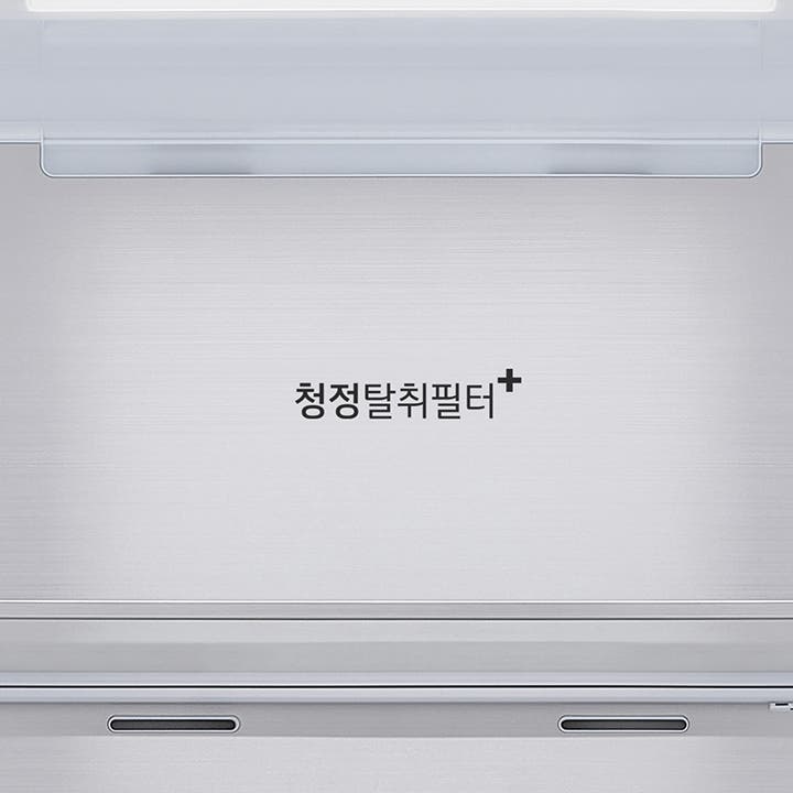 청정탈취필터+라는 문구가 있는 금속성 배경의 이미지입니다. 배경은 은색으로 깔끔하고 현대적인 느낌을 줍니다.