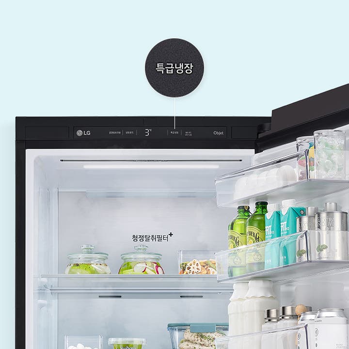 LG 로고가 있는 냉장고의 내부가 보이며, 문 안쪽에는 여러 음료수와 식품이 진열되어 있습니다. 상단에는 특급냉장이라는 텍스트가 있고, 내부에는 청정탈취필터+라는 문구가 있습니다. 냉장고 문에는 다양한 음료수 병과 캔이 정리되어 있습니다.