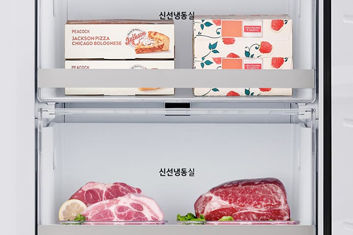 신선냉동실 안에 피자와 디저트 상자가 보이고, 신선냉장실에는 고기와 채소가 놓여 있습니다.