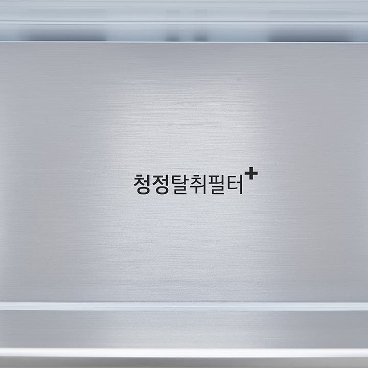 금속성 배경에 청정탈취필터+라는 텍스트가 인쇄되어 있습니다.