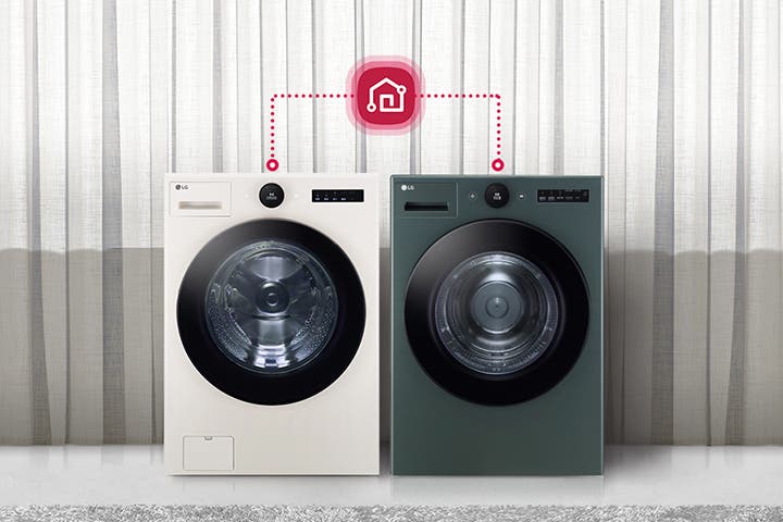 두 대의 LG 오브제 세탁기가 커튼을 배경으로 놓여 있으며, 두 세탁기 위에는 스마트홈 연결을 나타내는 아이콘이 점선으로 연결되어 있습니다. 바닥에는 회색 카펫이 깔려 있고, 천장에는 두 개의 원형 조명이 매달려 있습니다.