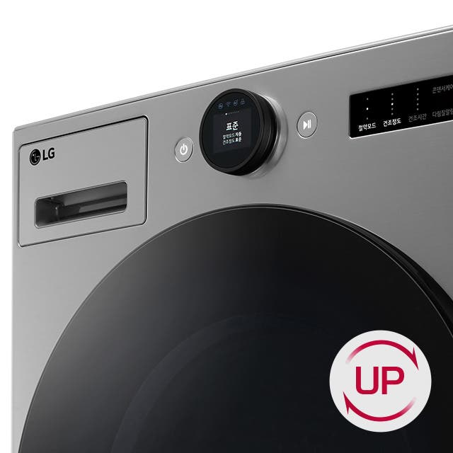 이미지에는 LG 로고가 표시된 세탁기가 있으며, 전면에는 디지털 디스플레이와 조작 다이얼이 장착되어 있다. 디스플레이에는 표준 및 건조통 회전이라는 텍스트가 표시되어 있으며, 우측에는 불쾌모드, 건조통 온도, 건조 시간, 다림질용 등의 텍스트가 포함된 패널이 보인다. 세탁기 하단에는 원형으로 감싸진 UP 아이콘이 표시되어 있다.