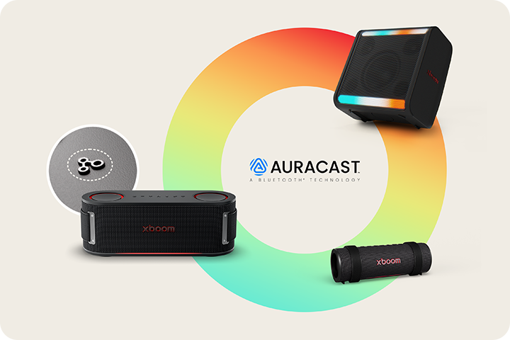 이미지 중앙에 AURACAST A BLUETOOTH TECHNOLOGY라는 텍스트가 있으며, 그 주위에 다양한 형태의 무선 스피커들이 배치되어 있습니다. 왼쪽에는 회색 원 안에 작은 기어 아이콘이 있고, 중앙 아래에는 xboom이라는 로고가 있는 검은색 스피커가 보입니다. 오른쪽 위에는 네모난 형태의 스피커가 있으며, 오른쪽 아래에는 원통형 스피커가 위치해 있습니다. 배경에는 다양한 색상의 그라데이션 원이 있습니다.