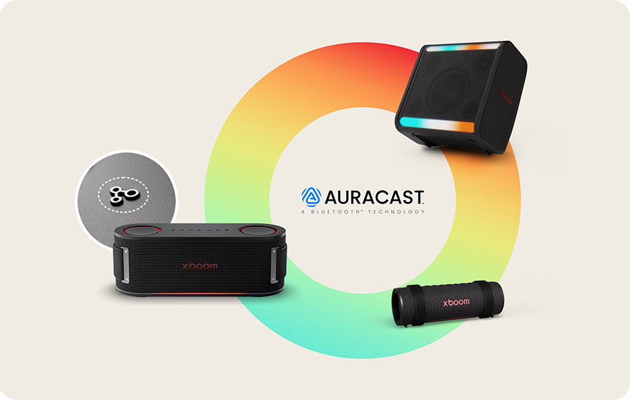 이미지 중앙에 AURACAST A BLUETOOTH TECHNOLOGY라는 텍스트가 있으며, 그 주위에 다양한 형태의 무선 스피커들이 배치되어 있습니다. 왼쪽에는 회색 원 안에 작은 기어 아이콘이 있고, 중앙 아래에는 xboom이라는 로고가 있는 검은색 스피커가 보입니다. 오른쪽 위에는 네모난 형태의 스피커가 있으며, 오른쪽 아래에는 원통형 스피커가 위치해 있습니다. 배경에는 다양한 색상의 그라데이션 원이 있습니다.