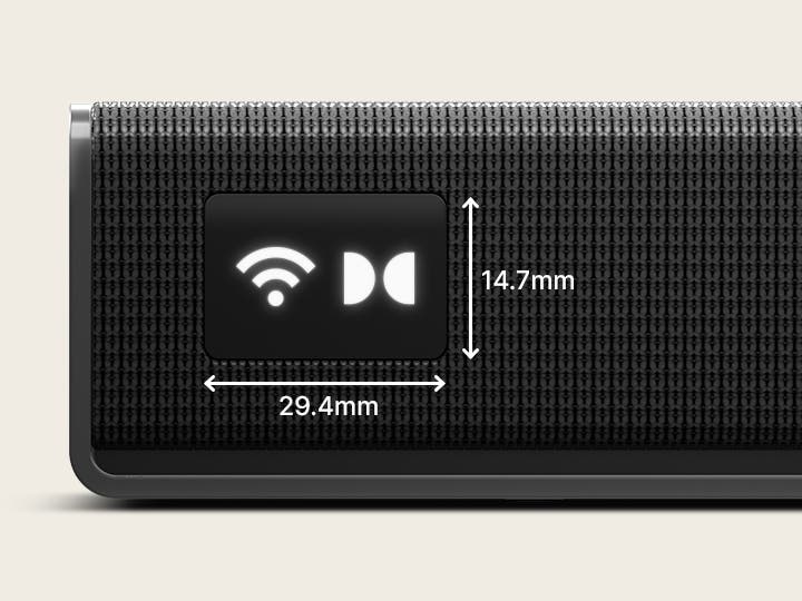 제품 측면의 올레드 디스플레이 상세 컷. 어두운 메쉬 표면 위로 Wi-Fi 연결 아이콘과 돌비 로고가 하얀색으로 선명하게 표시된 모습.