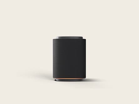 LG 사운드 스위트 M5의 외관 이미지. 검은색 스피커로, 모서리가 둥근 타워형 모양. 