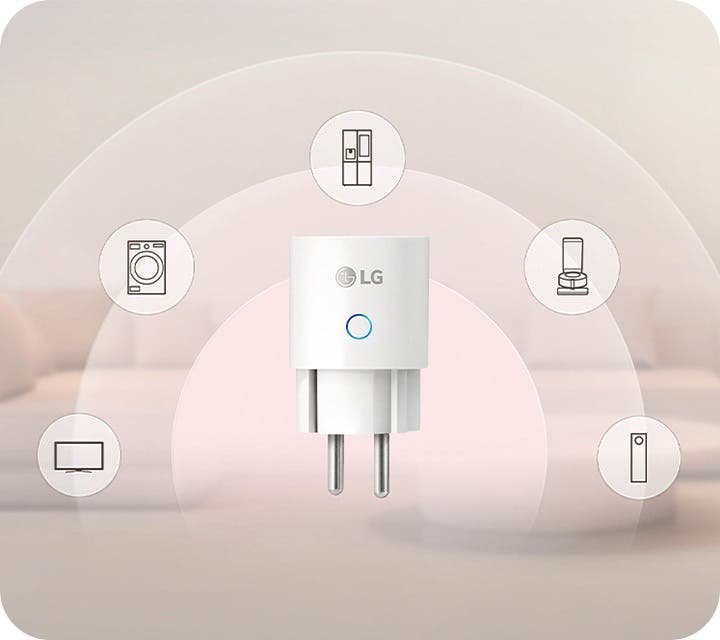 LG 로고와 파란색 원형 표시등이 있는 흰색 스마트 플러그가 중앙에 위치하며, 이 플러그를 통해 냉장고, 로봇청소기 또는 공기청정기, 리모컨 또는 조명 기기, TV, 세탁기 등 다양한 가전제품 아이콘들과 연결되는 모습을 동심원의 연결 범위로 상징적으로 보여주고 있습니다.