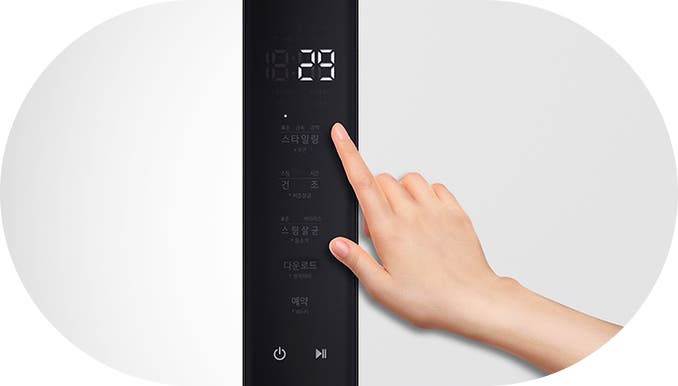 손이 전자 기기의 터치 패널을 조작하고 있습니다. 패널에는 스타일링, 건조, 스팀살균, 다운로드 코스, 예약 등의 텍스트가 표시되어 있으며, 화면 상단에는 18:29라는 숫자가 보입니다. 전원 버튼과 재생 버튼도 포함되어 있습니다. 