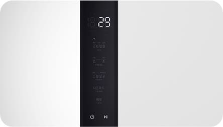 검은색 패널에 디지털 숫자 28이 표시되어 있으며, 그 아래로 스마트링크, 공기청정, 청정, 스마트청정, 다용도, 예약이라는 텍스트가 나열되어 있습니다. 전원 버튼과 재생 버튼이 보입니다.