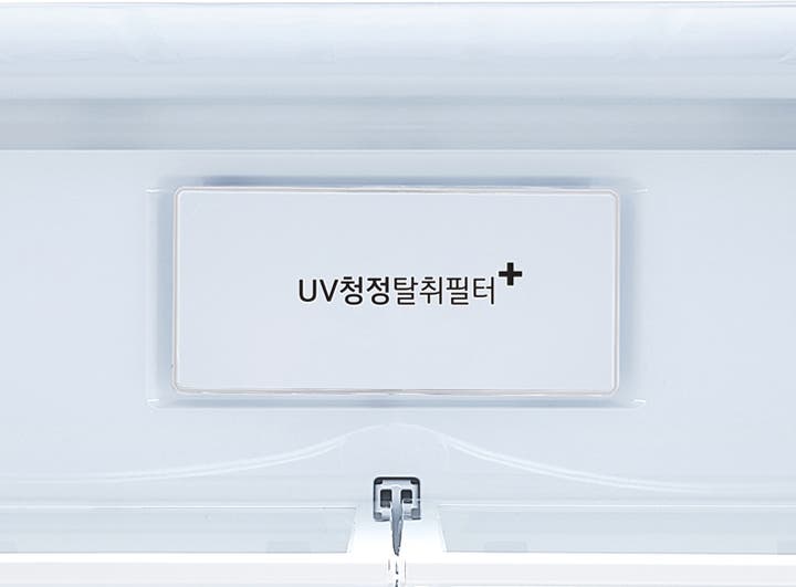 UV 청정 탈취 필터+라는 문구가 적힌 흰색 패널이 있습니다. 