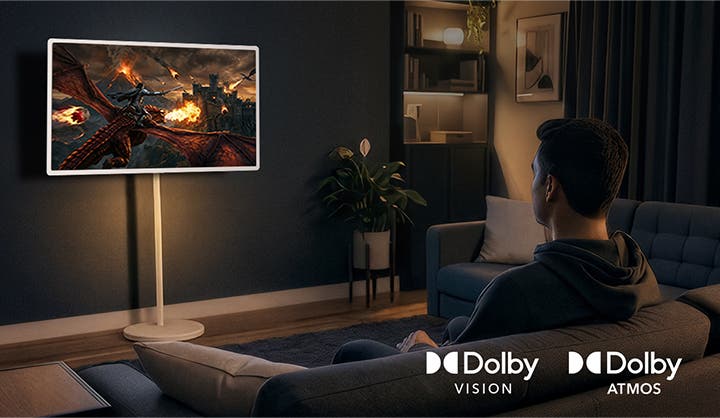 남성이 거실에서 스탠바이미를 통해 영상을 시청중인 모습이 담긴 이미지 입니다. 이미지에는 Dolby VISION, Dolby ATMOS 로고가 있습니다.