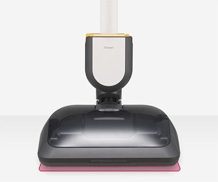 진공 청소기의 하단 부분이 보이며, 검은색과 회색의 조합으로 이루어져 있습니다. 청소기 헤드에는 i-Smart라는 텍스트가 적혀 있으며, 바닥에는 분홍색 패드가 부착되어 있습니다.