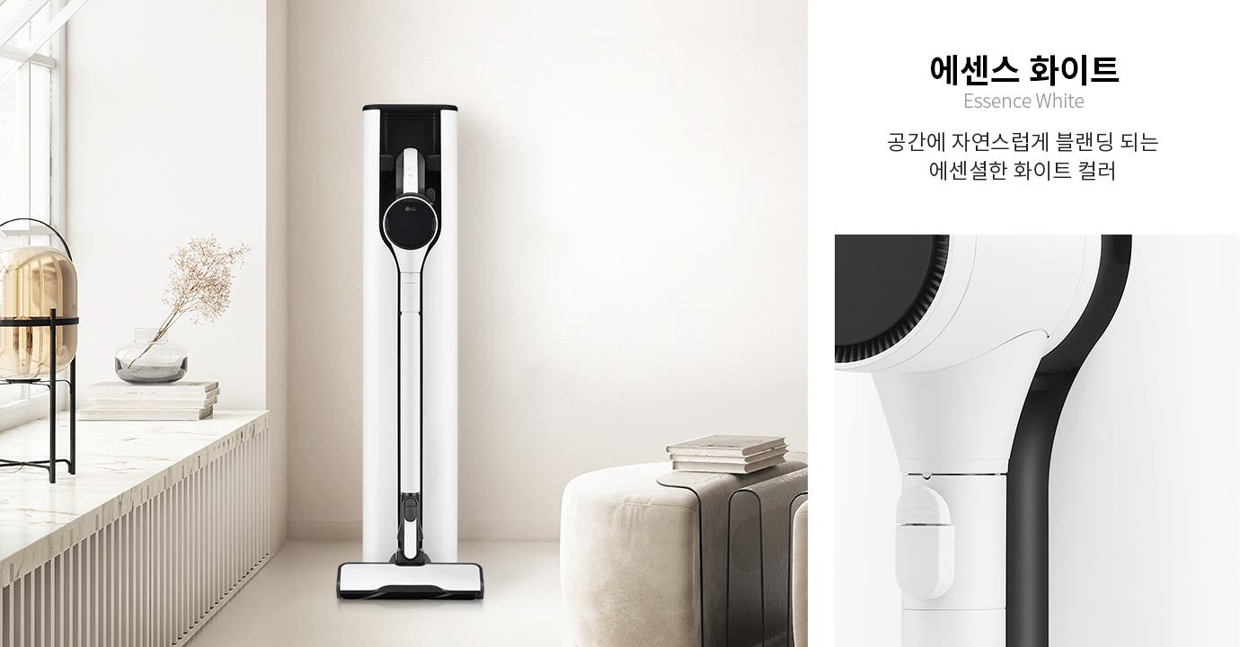 에센스 화이트 색상의 청소기가 깔끔한 실내 공간에 배치되어 있습니다. 청소기 옆에는 책과 장식품이 있는 테이블이 보입니다. 텍스트로 에센스 화이트 Essence White 공간에 자연스럽게 블렌딩 되는 에센셜한 화이트 컬러라고 적혀 있습니다.