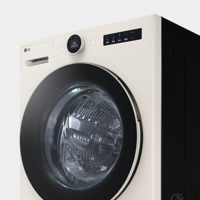 LG Objet 세탁기의 이미지입니다. 세탁기 전면에는 투명한 도어가 있으며, 내부 드럼이 보입니다. 상단에는 LG 로고와 Objet라는 글자가 있습니다. 디지털 디스플레이와 조작 버튼이 있으며, 세탁기 상태를 나타내는 정보가 표시됩니다. 디자인은 깔끔하고 현대적입니다.