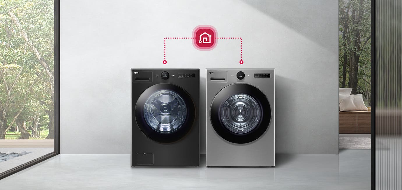 검은색과 은색의 LG 세탁기가 나란히 놓여 있으며, 그 위에 스마트홈 연결을 나타내는 아이콘이 있습니다. 