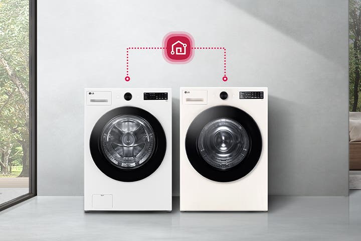 두 대의 LG 세탁기가 나란히 놓여 있으며, 그 위에는 스마트 홈 연결을 나타내는 아이콘이 있습니다. 