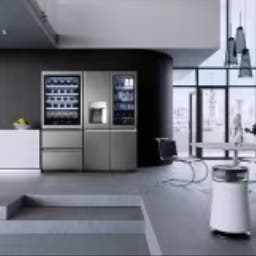 도시 전망이 보이는 주방에 설치된 와인 셀러와 냉장고 썸네일 (큰 이미지로 이동)