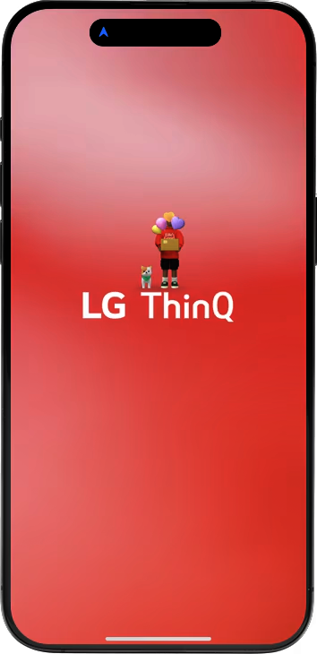 스마트폰 화면에 LG ThinQ 앱이 실행되는 모습이 보입니다. 빨간색 배경 위에 LG ThinQ라는 흰색 텍스트가 중앙에 위치해 있습니다. 텍스트 위에는 여러 색의 풍선을 들고 있는 사람의 그림이 있으며, 그 옆에는 작은 강아지 그림이 있습니다.