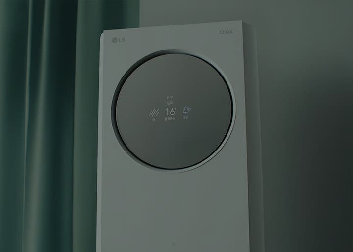 에어컨 중앙에 둥근 디스플레이가 있으며, 화면에는 실외라는 텍스트와 함께 날씨 비, 실외온도 16도, 공기질 좋음이 표시되어 있습니다.