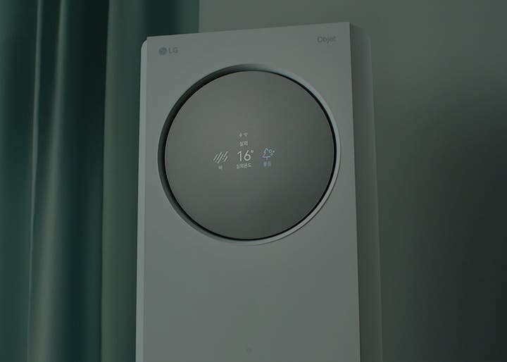 에어컨 중앙에 둥근 디스플레이가 있으며, 화면에는 실외라는 텍스트와 함께 날씨 비, 실외온도 16도, 공기질 좋음이 표시되어 있습니다.