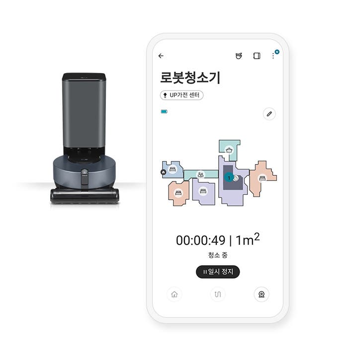 로봇청소기와 스마트폰 화면이 나란히 배치되어 있습니다. 스마트폰 화면에는 로봇청소기라는 제목과 함께 UP가전 센터라는 텍스트가 있으며, 청소 구역을 나타내는 다양한 색상의 지도 이미지가 보입니다. 지도에는 현재 로봇청소기의 위치가 표시되어 있습니다. 지도 아래에는 00:00:49 | 1m²라는 청소 시간과 면적 정보가 표시되어 있고, 청소 중이라는 상태와 일시 정지 버튼이 있습니다.