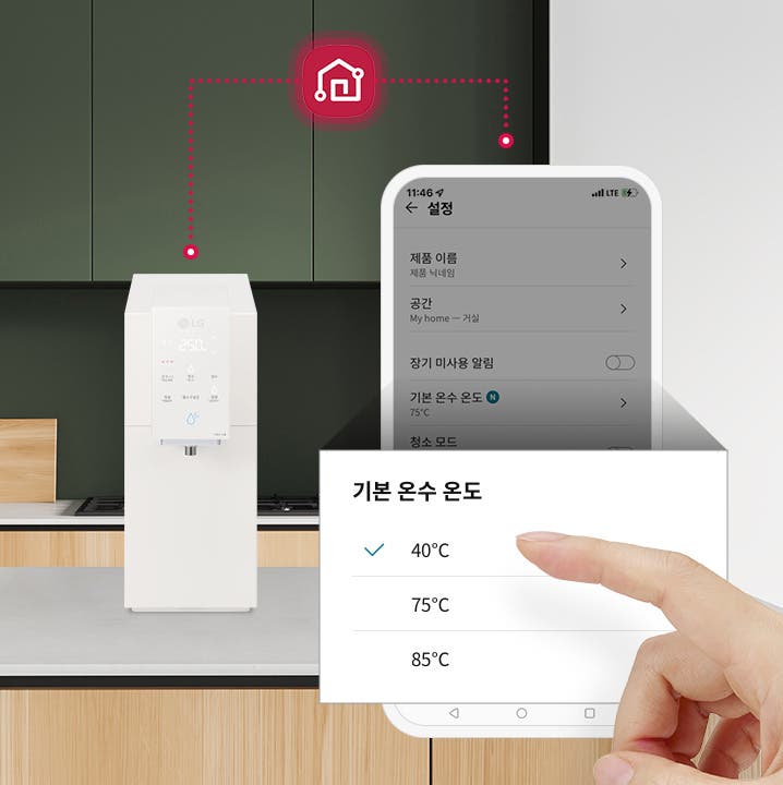 주방에 설치된 흰색 정수기와 스마트폰 화면이 보입니다. 스마트폰 화면에는 설정이라는 제목 아래  제품 이름: 제품 닉네임, 공간: My home - 거실, 장기 미사용 알림: 꺼짐 상태, 기본 온수 온도: 75°C, 청소 모드 등의 항목이 나열되어 있습니다. 기본 온수 온도 항목은 40°C로 설정되어 있으며, 선택 가능한 온도로 75°C와 85°C가 표시되어 있습니다. 손가락이 40°C를 가리키고 있습니다. 정수기와 스마트폰 위에 둘을 잇는 점선과 함께 아이콘이 있는데 이는 스마트홈 연결을 나타냅니다. 정수기는 주방의 녹색 벽과 나무 소재의 가구 앞에 놓여 있습니다.