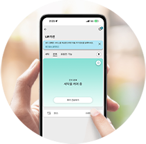 스마트폰 화면에 LG UP가전 애플리케이션이 실행되어 있습니다. 세탁물 케어 중이라는 텍스트가 표시되어 있습니다. 손가락이 화면을 터치하고 있는 모습이 함께 보입니다.