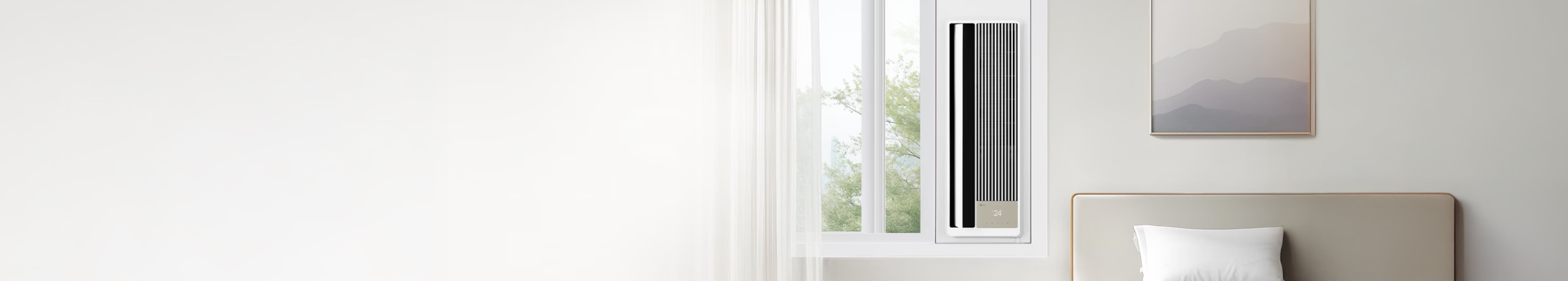 창가에 깔끔하게 설치된 슬림한 창문형 에어컨이 밝은 실내 공간과 어우러지며, 공간 활용도를 높인 효율적인 냉방 방식을 보여줍니다.