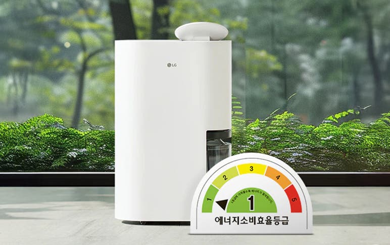 흰색 LG 제습기 옆에 1등급 에너지 소비 효율 등급 표시 스티커가 놓여 있습니다.