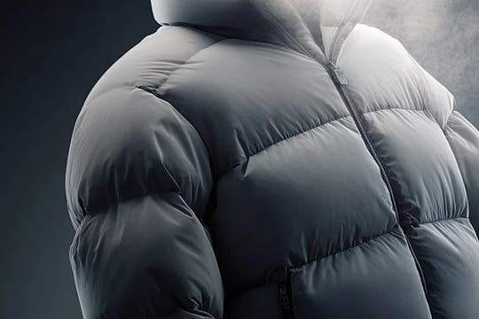 검은색 상판의 인덕션이 밝은 주방 조리대 위에 깔끔하게 설치되어 있습니다. 상판에는 원형·십자 형태의 조리 구역 표시와 함께 전원, 화력 조절, 타이머 등의 터치 아이콘이 얇고 정교하게 배치되어 있습니다.